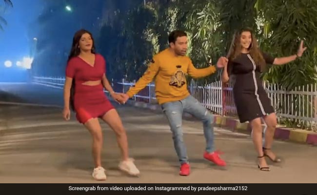 बीच सड़क पर निरहुआ ने अक्षरा सिंह और श्रुति राव संग किया डांस, जुबली स्टार का Video वायरल