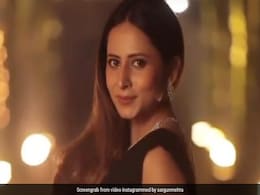 सरगुन मेहता ने 'Tip Tip Barsa Pani' सॉन्ग पर लगाया अपने डांस तड़का, देख ग्लैमरस अदाओं के दीवाने हुए फैन्स सरगुन मेहता ने 'Tip Tip Barsa Pani' सॉन्ग पर लगाया अपने डांस तड़का, देख ग्लैमरस अदाओं के दीवाने हुए फैन्स