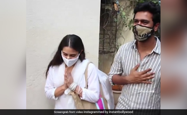 Vicky Kaushal के साथ स्पॉट हुईं Sara Ali Khan, फोटोग्राफर्स को देख जोड़े हाथ बोलीं- नमस्ते