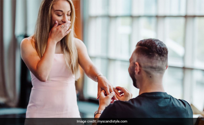 प्रेमिका से इश्क का इजहार कर रहा था लड़का, मगर बत्ती गुल होने पर दूसरी लड़की से कही दिल की बात