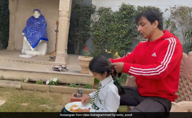 सोनू सूद ने अपनी भांजी की करीं दो चोटियां, बोले- टीचर बोलेगी की कहां से इतनी डिजाइनर चोटी बनवाई है तो बोल देना की...