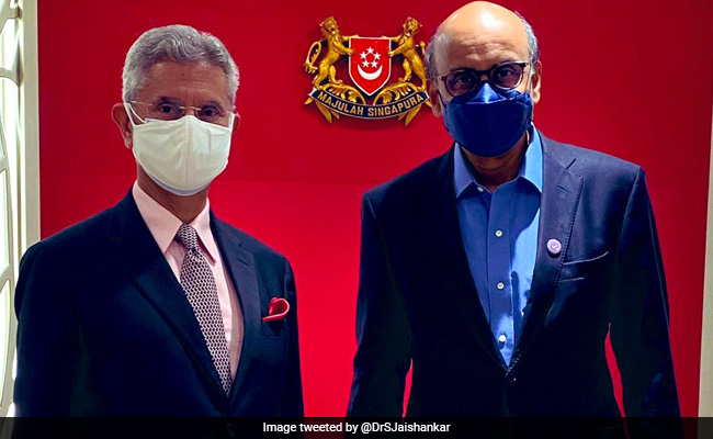 विदेश मंत्री ने द्विपक्षीय मुद्दों की चर्चा के लिये सिंगापुर के मंत्रियों से की मुलाकात