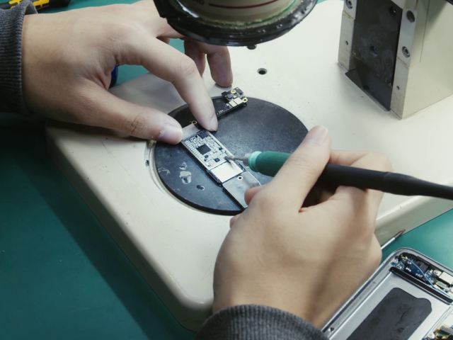 अब आसानी से करें iPhone को Repair : Apple’s Self Repair Program!