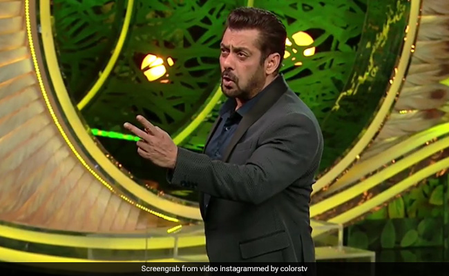 <i>Bigg Boss 15</i>: Salman Khan Schools Pratik Sehajpal, Calls Him A "Bully"