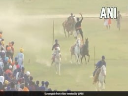 चार घोड़ों पर दो सवार : निहंग सिखों ने 'बंदी छोड़ दिवस' पर दिखाए ऐसे-ऐसे करतब, देखें VIDEO चार घोड़ों पर दो सवार : निहंग सिखों ने 'बंदी छोड़ दिवस' पर दिखाए ऐसे-ऐसे करतब, देखें VIDEO