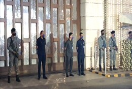 मुकेश अंबानी के घर का पता पूछने वाला शख्स हिरासत में, पुलिस से बोला- 'एंटीलिया को देखना चाहता था' मुकेश अंबानी के घर का पता पूछने वाला शख्स हिरासत में, पुलिस से बोला- 'एंटीलिया को देखना चाहता था'