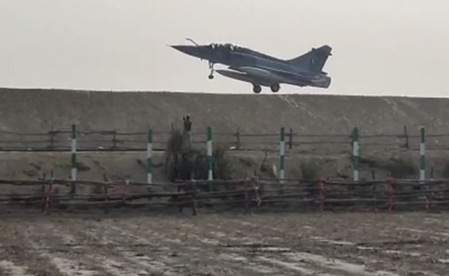 Video: Sukhoi-30, Mirage 2000 Land On UP Highway To Be Inaugurated By PM