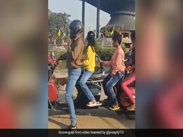 शख्स ने किया धांसू जुगाड़, दो स्कूटर को जोड़कर किया कुछ ऐसा, अब एकसाथ बैठकर जाता है पूरा परिवार - देखें Video शख्स ने किया धांसू जुगाड़, दो स्कूटर को जोड़कर किया कुछ ऐसा, अब एकसाथ बैठकर जाता है पूरा परिवार - देखें Video