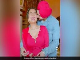 सेलेब्स की शादी देख नेहा कक्कड़ को आई अपनी शादी की याद तो पति साथ शेयर किया रोमांटिक वीडियो सेलेब्स की शादी देख नेहा कक्कड़ को आई अपनी शादी की याद तो पति साथ शेयर किया रोमांटिक वीडियो