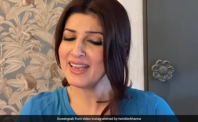 एक्सरसाइज करते हुए अचानक गाना गाने लगीं ट्विंकल खन्ना, वीडियो देख फैन्स ने खूब लगाए ठहाके