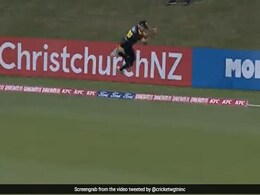 न्यूजीलैंड खिलाड़ी का हैरान करने वाला करतब, छक्के के लिए जा रही गेंद को कैच करके बल्लेबाज को किया आउट- Video न्यूजीलैंड खिलाड़ी का हैरान करने वाला करतब, छक्के के लिए जा रही गेंद को कैच करके बल्लेबाज को किया आउट- Video