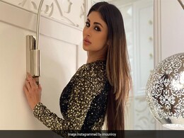 शिमरी ड्रेस में छा गईं मौनी रॉय, फैंस ने अंदाज देख किए जमकर कमेंट शिमरी ड्रेस में छा गईं मौनी रॉय, फैंस ने अंदाज देख किए जमकर कमेंट