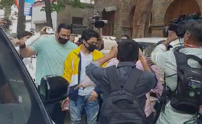 क्रूज ड्रग्स केस : आर्यन खान को हर शुक्रवार NCB दफ़्तर में हाजिरी से छूट मिली