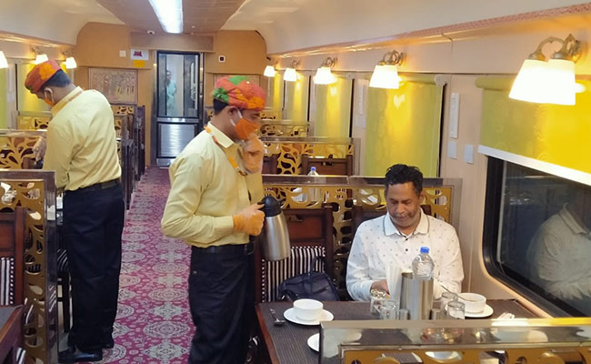 रामायण एक्सप्रेस में भगवा कपड़े पहनकर कर रहे थे वेटर का काम, विवाद के बाद रेलवे ने बदला ड्रेस कोड