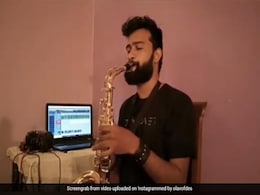 शख्स ने सैक्सोफोन की धुन पर सुनाया मानिके मागे हिते, गाना सुन दिल से खुश हुई जनता शख्स ने सैक्सोफोन की धुन पर सुनाया मानिके मागे हिते, गाना सुन दिल से खुश हुई जनता