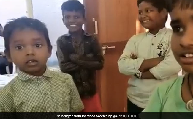 स्कूल में चोरी हो गई पेंसिल, तो शिकायत करने पुलिस स्टेशन पहुंचा छोटा बच्चा, फिर ऐसे सुलझा मामला - देखें Video