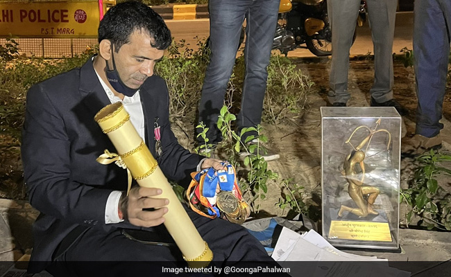 Wrestler Virender Singh Protests Outside Haryana Bhawan In Delhi Day After Padma Honour