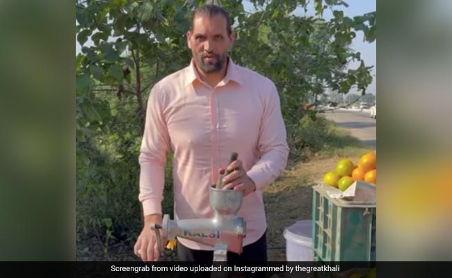 Viral Video: ऐसी क्या मज़बूरी है कि द ग्रेट खली को सड़क किनारे बेचनी पड़ रही है जूस