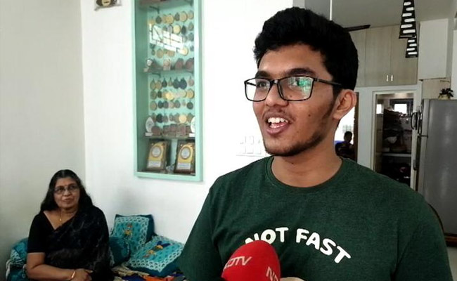 NEET 2021 के टॉपर मृणाल कुट्टेरी ने खोले राज, बताया कितनी देर करते थे पढ़ाई, देखें VIDEO