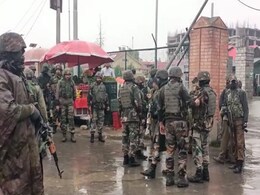 श्रीनगर में आतंकियों ने अस्पताल पर की फायरिंग, सुरक्षाबलों ने इलाके को घेरा श्रीनगर में आतंकियों ने अस्पताल पर की फायरिंग, सुरक्षाबलों ने इलाके को घेरा