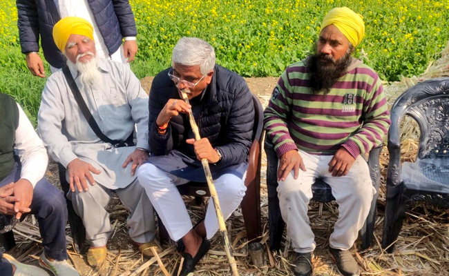 जब केंद्रीय मंत्री गजेंद्र सिंह शेखावत ने पंजाब के मलियां गांव में किसानों के साथ चखा गन्‍ने-गुड़ का स्‍वाद