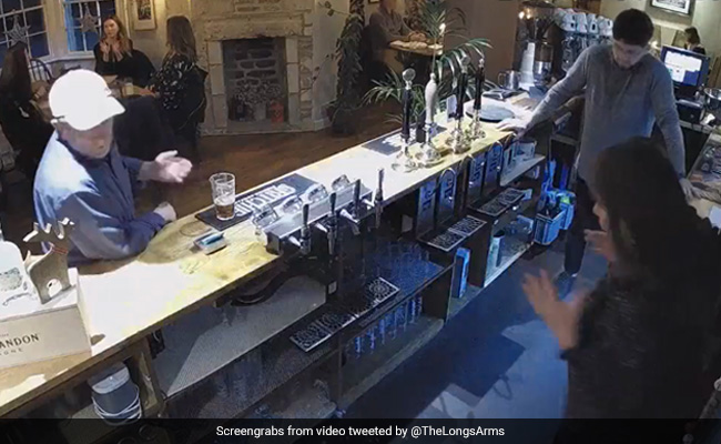 बार में टेबल से खुद गिरा बियर का ग्लास, लोग बोले- 'ये पक्का भूत का काम है'