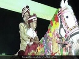 इस वजह से शेरवानी पहन घोड़े पर सवार हुई दुल्हन, लोगों ने पूछा- दूल्हा लहंगे में आएगा क्या? देखें Video इस वजह से शेरवानी पहन घोड़े पर सवार हुई दुल्हन, लोगों ने पूछा- दूल्हा लहंगे में आएगा क्या? देखें Video