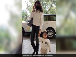 समीषा के साथ एयरपोर्ट पर स्पॉट हुईं शिल्पा शेट्टी, बेटी की क्यूटनेस ने जीता फैंस का दिल समीषा के साथ एयरपोर्ट पर स्पॉट हुईं शिल्पा शेट्टी, बेटी की क्यूटनेस ने जीता फैंस का दिल
