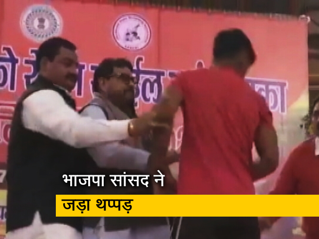 भाजपा सांसद बृजभूषण शरण ने मंच पर पहलवान को जड़ा थप्‍पड़, इसलिए अचानक फूटा गुस्‍सा