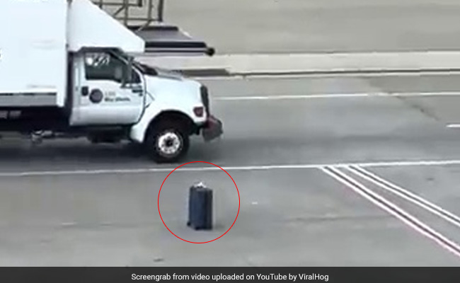 एयरपोर्ट पर खुद ही चला जा रहा था लगेज, देखकर लोगों ने पकड़ लिया सिर, बोले- ये तो जादू है - देखें Viral Video