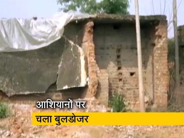 कोरोना लॉकडाउन के दौरान दबंगों ने 32 से अधिक परिवारों के मकानों पर चलाया बुलडोजर