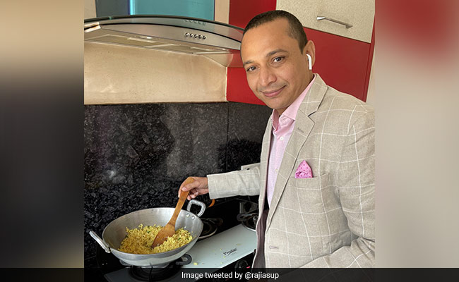 गृह मंत्री की निगरानी में कमिश्नर ने बनाया पोहा, लोगों ने सवाल किया, बिना गैस जले कैसे बना पोहा?