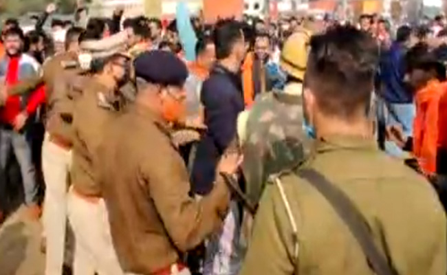 गुरुग्राम में नमाज पढ़ने को लेकर आज भी हुआ विरोध, पुलिस ने कई लोगों को हिरासत में लिया