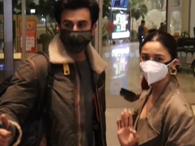 Alia-Ranbir Fly Out Of Mumbai For Vacation