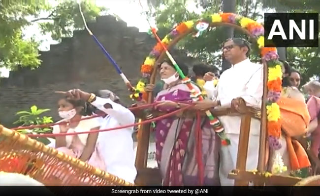 देखें VIDEO : जब बैलगाड़ी पर अपनी पत्नी के साथ पहुंचे CJI, गांव वालों ने ऐसे किया उनका स्वागत