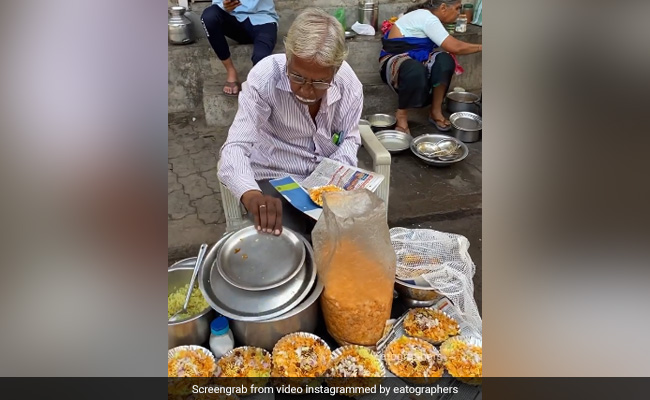 सड़क पर पोहा बेचकर अपना गुज़ारा करते हैं बुजुर्ग पति-पत्नी, वायरल Video देख पसीजा लोगों का दिल, ऐसे किया सम्मान
