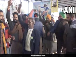 आंदोलन खत्म होने के बाद जीत की खुशी संग घर लौटते किसान, नाचते-गाते आए नजर आंदोलन खत्म होने के बाद जीत की खुशी संग घर लौटते किसान, नाचते-गाते आए नजर