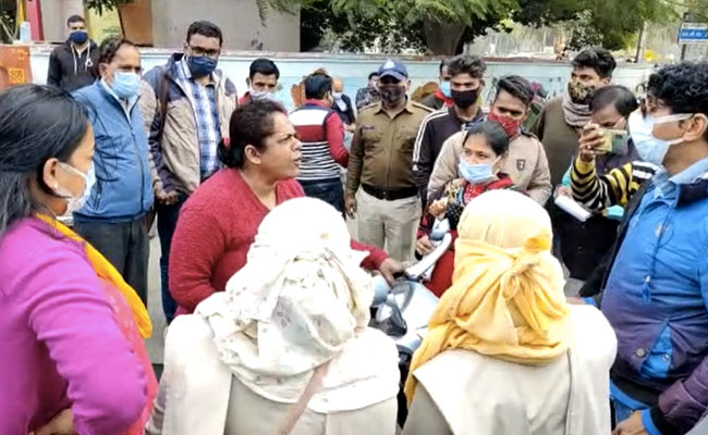 MP: बिना मास्‍क पहने स्‍कूटी पर जा रही महिला ने 'कार्रवाई' के दौरान की बदसलूकी, और फिर... देखें VIDEO