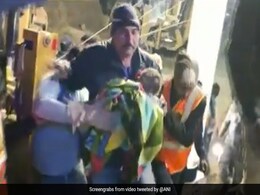 मध्य प्रदेश: छह घंटों तक 15 फीट गहरे बोरवेल में फंसी रही बच्ची, कड़ी मशक्कत के बाद निकाला गया मध्य प्रदेश: छह घंटों तक 15 फीट गहरे बोरवेल में फंसी रही बच्ची, कड़ी मशक्कत के बाद निकाला गया