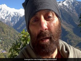 सनी देओल ने फैंस को बोला Good Morning तो पीछे खड़ी गाय ने भी दिया जवाब, देखें मजेदार वीडियो सनी देओल ने फैंस को बोला Good Morning तो पीछे खड़ी गाय ने भी दिया जवाब, देखें मजेदार वीडियो