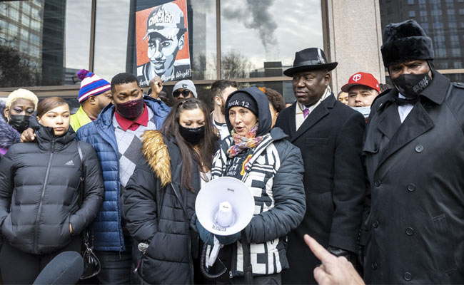 "It Went Chaotic": US Ex-Policewoman Tearfully Testifies About Killing Black Man
