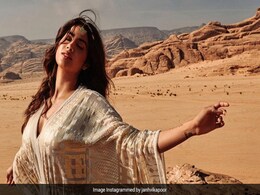 PHOTOS: जान्हवी कपूर ने रेत के बीचों-बीच करवाया ग्लैमरस फोटोशूट, फैन्स ने कहा- इजिप्शियन ममी PHOTOS: जान्हवी कपूर ने रेत के बीचों-बीच करवाया ग्लैमरस फोटोशूट, फैन्स ने कहा- इजिप्शियन ममी