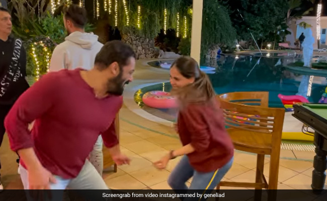 जेनेलिया डिसूजा और सलमान खान का फनी डांस देख फैंस हुए लोटपोट, बोले- आज कर लिया प्लीज आज के बाद ऐसा मत करना... 