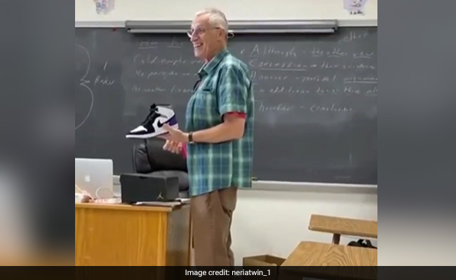 बच्चों से मिले क्रिसमस गिफ्ट ने बनाया टीचर का दिन, वीडियो देख खुश हुए लोग