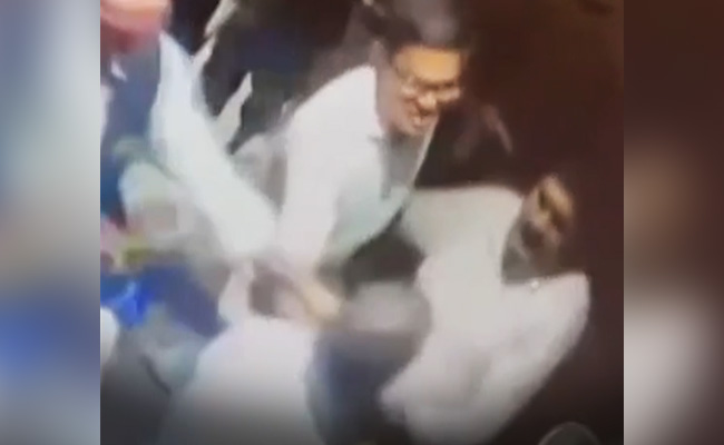 Viral Video: मुंबई पुलिसकर्मी ने मुफ्त खाना देने से इनकार करने पर रेस्तरां कर्मचारियों को पीटा