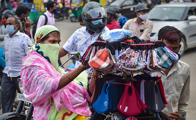 कर्नाटक में क्रिसमस और नए साल से पहले घर के अंदर मास्क लगाना हुआ अनिवार्य