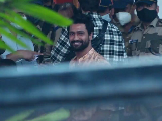 Don't Miss Vicky Kaushal's Grin And Thumbs Up At The Airport'