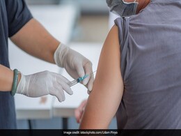 कोरोना वैक्सीन से बचने के लिए अपनाया ऐसा तरीका, चकरा गया नर्स का भी दिमाग कोरोना वैक्सीन से बचने के लिए अपनाया ऐसा तरीका, चकरा गया नर्स का भी दिमाग