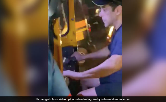 सलमान खान का ऑटो रिक्शा चलाते हुए वायरल हुआ Video, फैन्स बोले- भाई के शौक भी अजीब हैं
