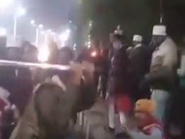 69,000 शिक्षकों की भर्ती का मामला: धांधली के खिलाफ मार्च निकाल रहे अभ्यर्थियों पर पुलिस ने बरसाईं लाठियां 69,000 शिक्षकों की भर्ती का मामला: धांधली के खिलाफ मार्च निकाल रहे अभ्यर्थियों पर पुलिस ने बरसाईं लाठियां